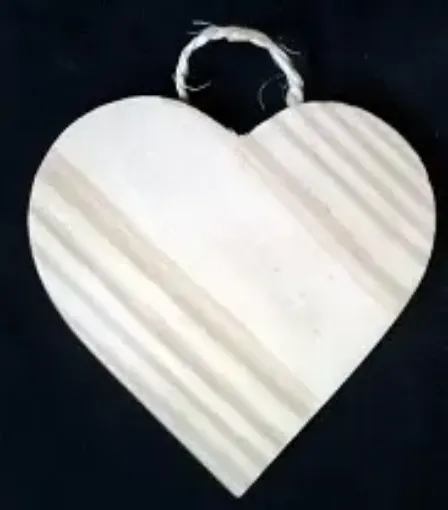 Imagen de Peana base de madera de pino mediana de 15x15cms forma corazon con cuerda