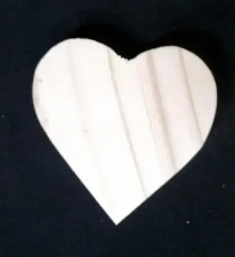 Imagen de Peana base de madera de pino mediana de 15x15cms forma corazon