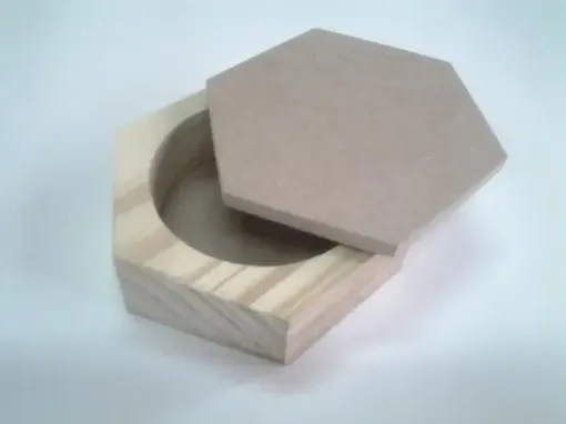 Imagen de Caja de pino con tapa de MDF chica con forma exagonal