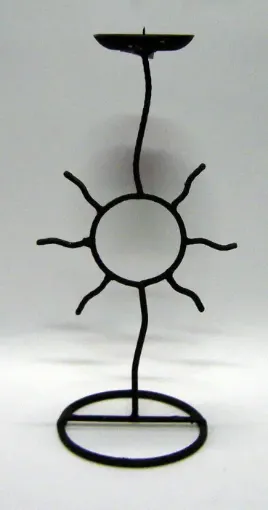 Imagen de Candelabro de hierro con diseno sol de 12x30cms.