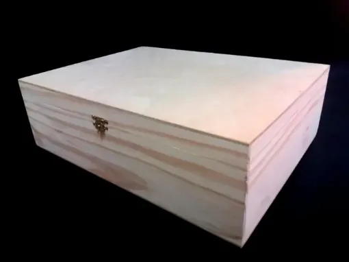 Imagen de Caja de madera de pino y tapa de MDF rectangular con bisagras con broche 30x40x12cms