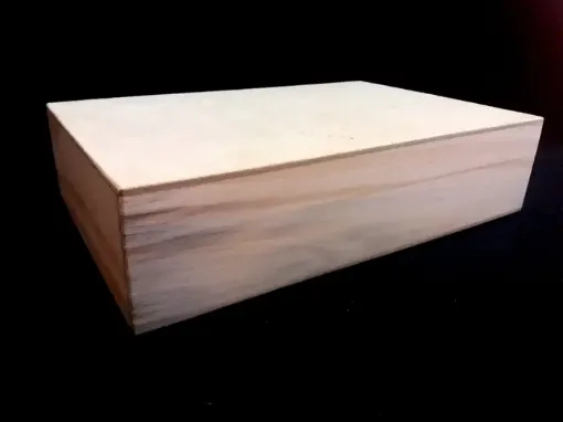 Imagen de Caja de madera de pino rectangular de madera de pino y tapa de MDF con bisagras medida 20x30x7cms
