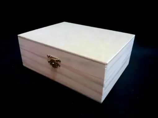 Imagen de Caja de madera de pino rectangular con bisagras con broche (19.5*15)7cms. 