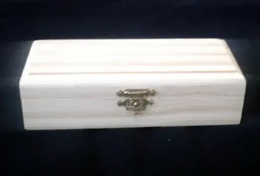 Imagen de Caja estuche para lentes de madera de pino con bisagras con broche