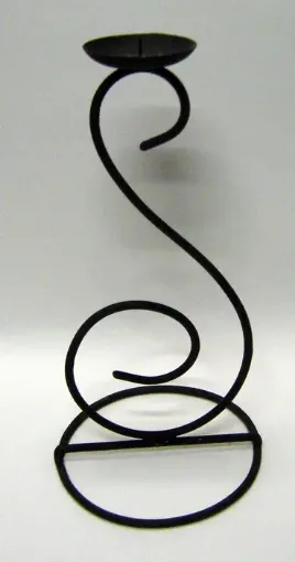 Imagen de Candelabro de hierro alto con 2 curvas con base de 13x13x30cms.