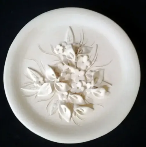 Imagen de Plato con flores de ceramica de 24cms.