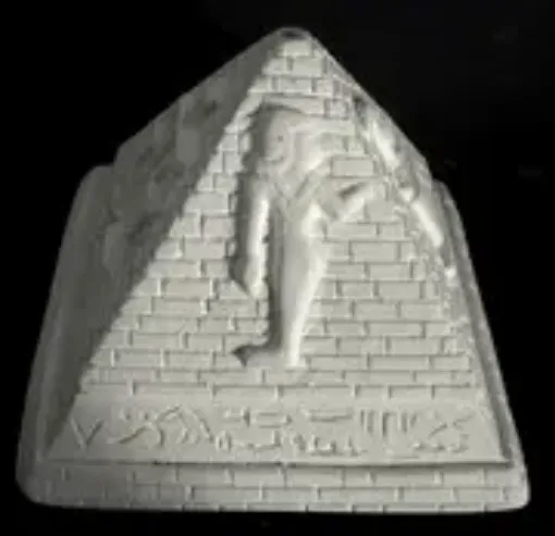 Imagen de Piramide egipcia con figuras 14x14x11cms