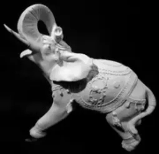 Imagen de Elefante gde con colmillos con manto trompa arriba