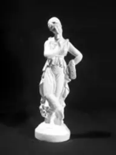 Imagen de Estatua de Mujer con guirnalda de 7x6x22cms