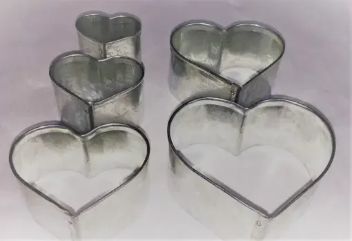 Imagen de cortante para velas de 4 cms. de altura con forma de corazon de 7cms.