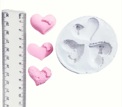 Imagen de Molde de silicona para resina y masas no.050 modelo 3 corazones de 2.5cms. aprox.