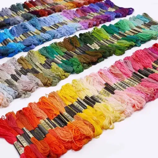 Imagen de Hilo de bordar 100%  algodon egipcio mercerizado en atado de 8mts. set de 100 colores