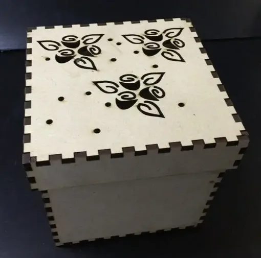Imagen de Caja de MDF de corte laser con tapa calada de 10*10cms. modelo 5