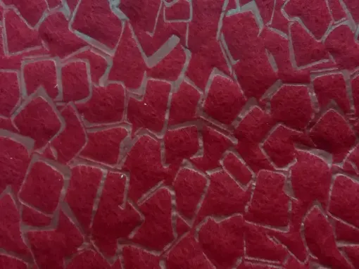 Imagen de Tnt estampado para manualidades de 100x140cms modelo piedras en fondo rojo