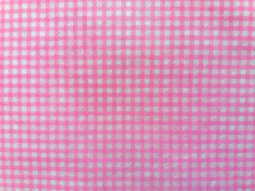 Imagen de Tnt estampado para manualidades de 70x100cms modelo cuadrille blanco con fondo rosado