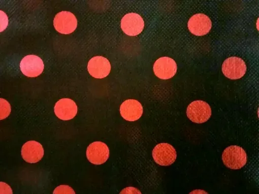 Imagen de Tnt estampado para manualidades de 70x100cms modelo lunares rojos con fondo negro