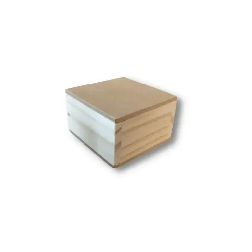 Imagen de Caja de madera de pino con tapa de encastre de MDF de 5mms forma cuadrada de 7x7x4cms