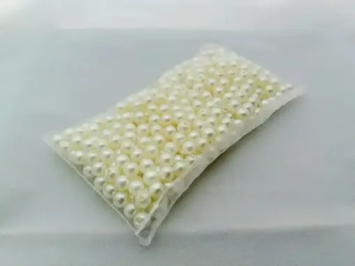 Imagen de Perlas con agujero sueltas de color blanco perlado en paquete de 25grs medida 4mms