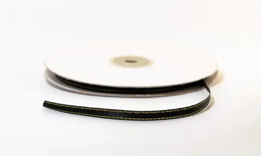 cinta satinada borde metalizado ancho 1 4 6mms por 5mts color negro oro 0