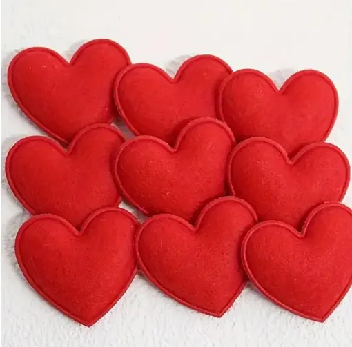 aplique parche fieltro doble cara modelo corazon rojo 32mms x10 unidades 0