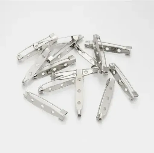 base prendedor pin 33x5x7mms 3 orificios 2mms x50 unidades color platino 0