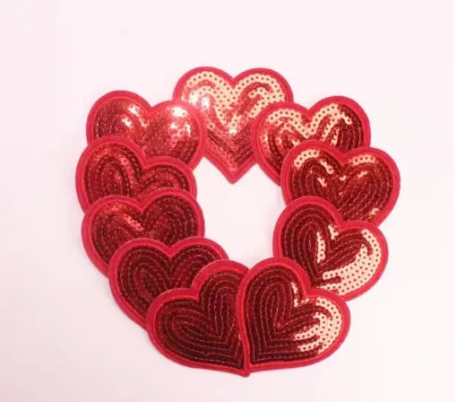 aplique parche bordado termoadhesivo para tela modelo corazon lentejuelas 67mms color rojo 0