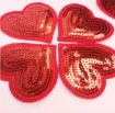aplique parche bordado termoadhesivo para tela modelo corazon lentejuelas 67mms color rojo 4