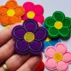 aplique parche bordado termoadhesivo para tela modelo flor 55mms varios colores por unidad 3