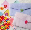 aplique fieltro modelo flor 28mm x25 unidades colores centros surtidos 5