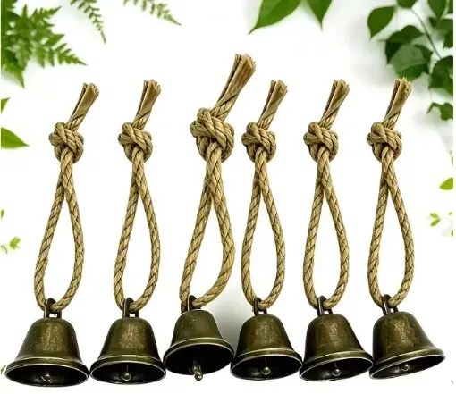 campanita metalica para colgar medida 38x38mms cuerda color oro viejo por unidad 0