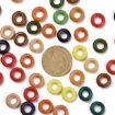 anillas aritos madera donuts 12x4mms orificio 6mms x100 unidades aprox multicolor 1