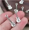 dije colgante metalico modelo guitarra medida 24x7mms x10 unidades color niquel 2