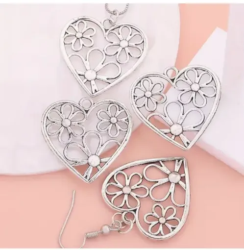 dije colgante metalico modelo corazon flores calado medida 28x28mms x5 unidades 0