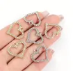 dije colgante metalico modelo corazon calado strass medida 20x20mms x5 unidades color dorado 1