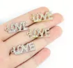 dije colgante metalico modelo palabra love strass medida 26x10mms x5 unidades color plateado 1