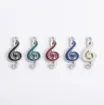 dije colgante metalico modelo clave sol strass medida 22x10mms x5 unidades color plata multicolor 0