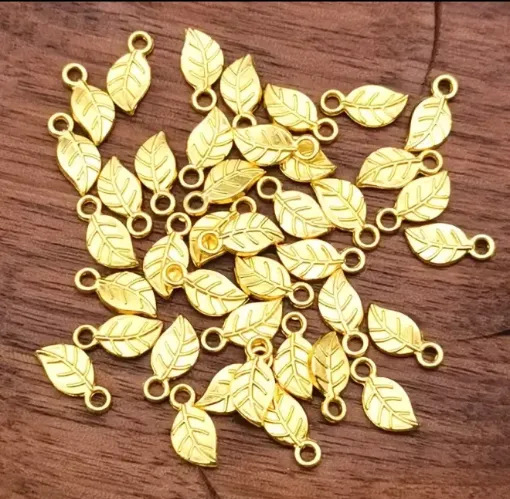 dije colgante metalico modelo hojita medida 10 5x5mms x18 unidades aprox color dorado 0