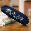 kit bordado cartuchera algodon 21x17x4cms hilos patron motivo floral color azul 0