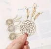 apliques calados madera forma mandala plumas medida 90x55mms x5 unidades cuerda 2