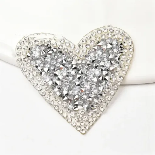 aplique para tela modelo corazon diamantes medida 48x45mms por unidad color cristal 0