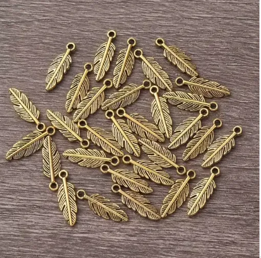 dije colgante metalico modelo pluma medida 5x15mms x15 unidades color dorado 0