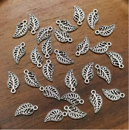 dije colgante metalico modelo pluma medida 8x15mms x20 unidades color plata antiguo 0