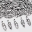 dije colgante metalico modelo pluma medida 5x15mms x20 unidades color plata antiguo 0