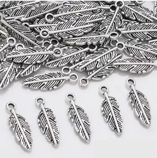 dije colgante metalico modelo pluma medida 5x15mms x20 unidades color plata antiguo 0