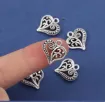 dije colgante metalico modelo corazon calado ondas medida 14x14mms x10 unidades color plateado 2