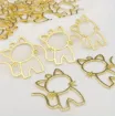 dije colgante metalico modelo gato kitty medida 25x25mms x5 unidades color dorado 0