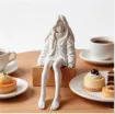 pieza impresion 3d abs modelo chica sentada descalza medida 40x40x90mms colro blanco 2